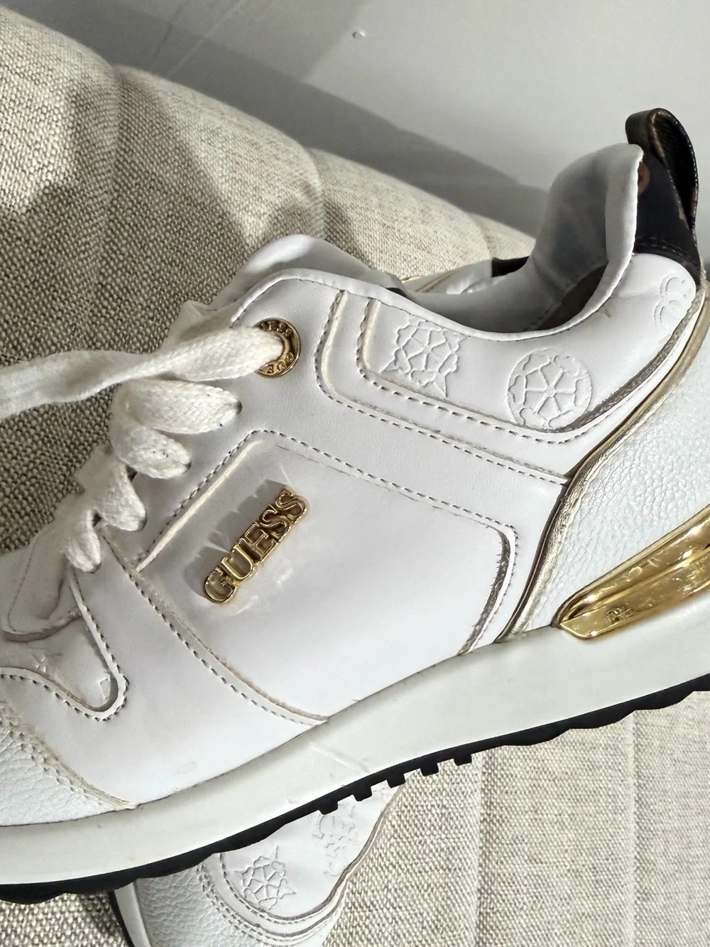 Guess clean white